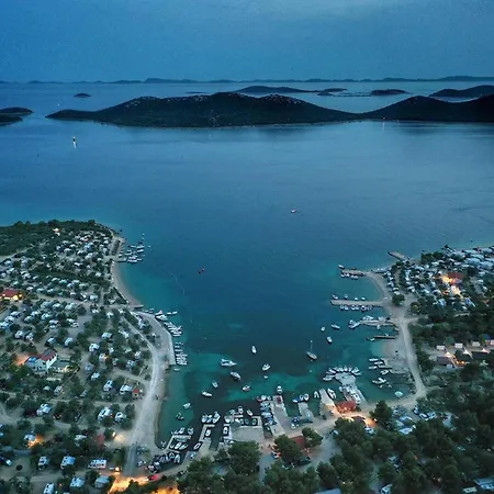 Hébergement de vacances Serenity House, Cozy Familly Place, Free Parking, Seaside, In Dalmacia, Drage, Kamp Maslina *